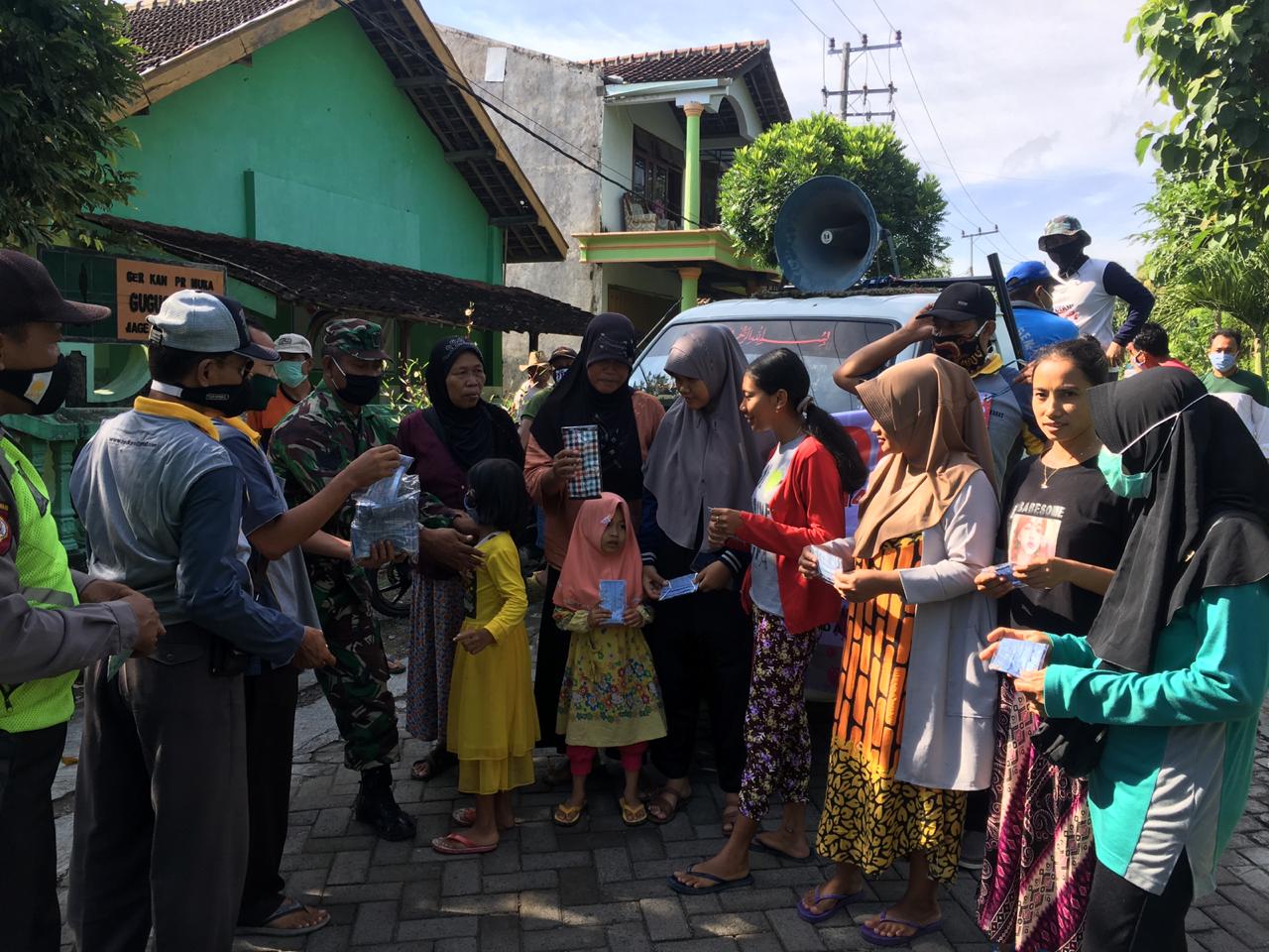 PEMBAGIAN MASKER UNTUK MASYARAKAT DESA KARAS 